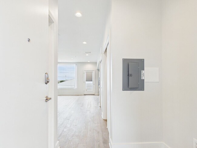 Building Photo - Modern East Austin Condo with City Views & Unmatched Walkability