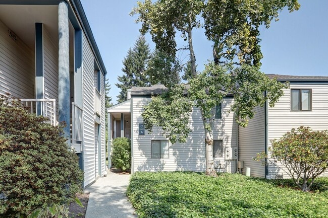 Building Photo - Large 2bd, 2ba Condo Available w/ Private ...