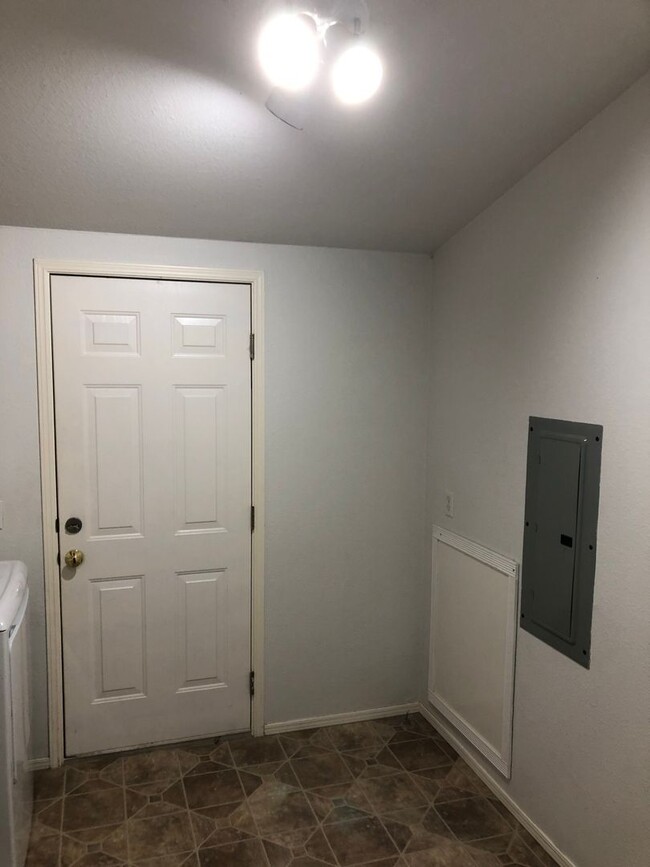 Building Photo - Large 4 Bedroom House in Sheridan