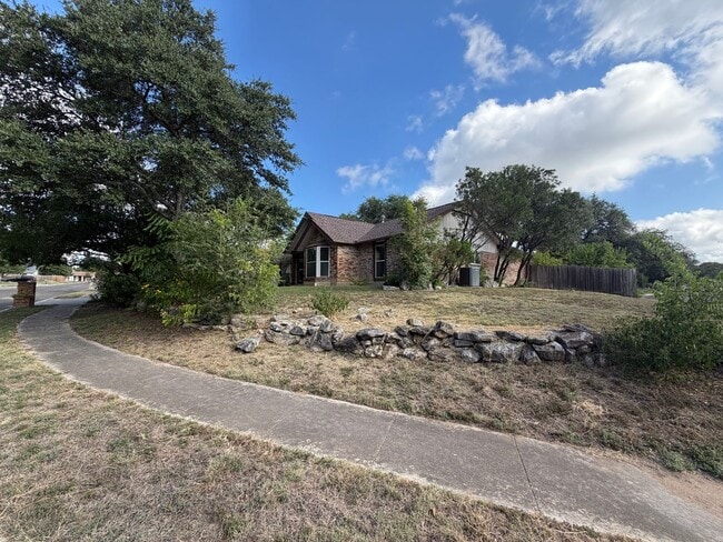 Building Photo - Charming One-Story Ranch on Corner Lot in ...