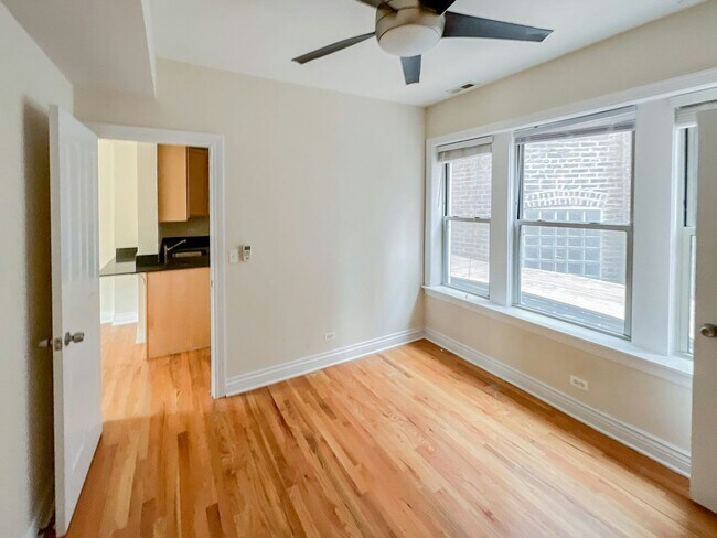 Foto del edificio - 1214 W Waveland Ave
