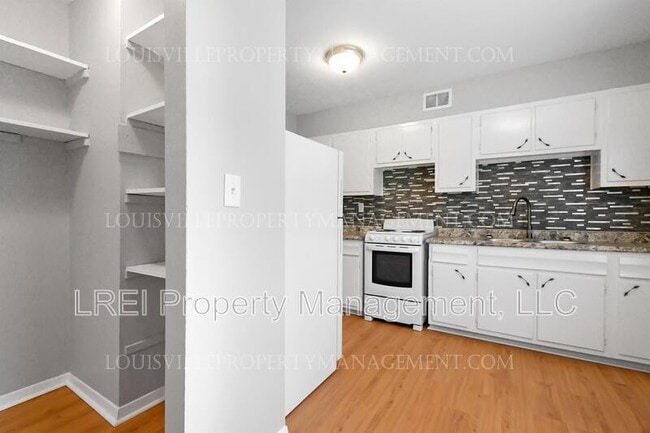 Building Photo - 2423 Lindsay Ave