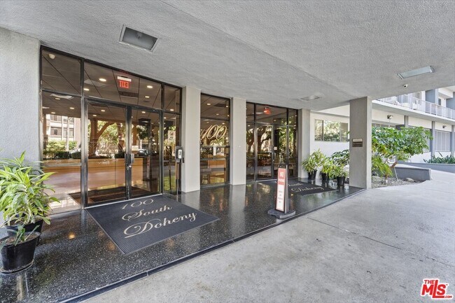 Foto del edificio - 100 S Doheny Dr