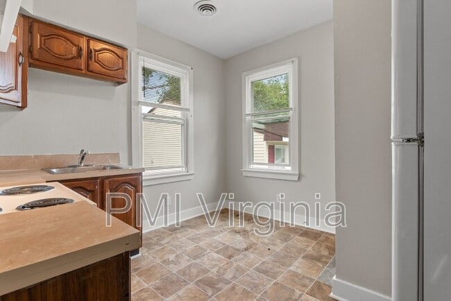 Building Photo - 3120 Tidewater Dr