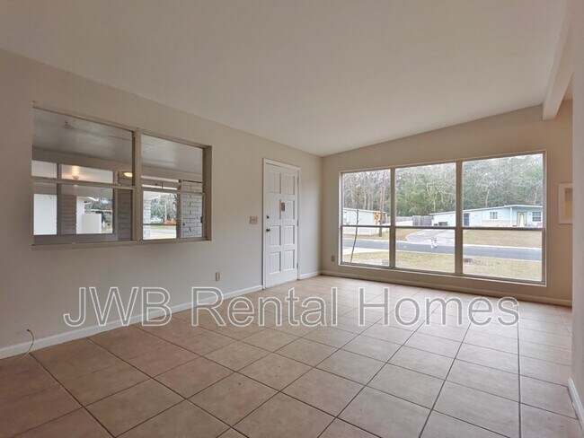 Building Photo - 2233 Monteau Dr