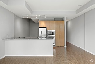 Building Photo - 450 N St Clair St