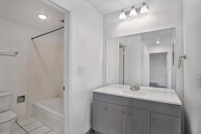 Building Photo - El Caliente Apartments