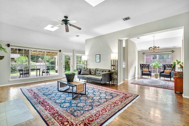 Foto del edificio - 8121 Forest Heights Ln