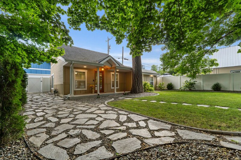 Foto principal - 1016 E Lakeside Ave