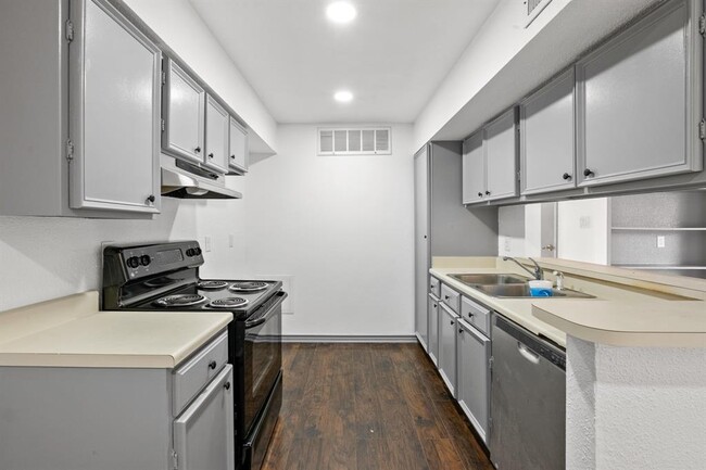 Building Photo - 12955 Woodforest Blvd