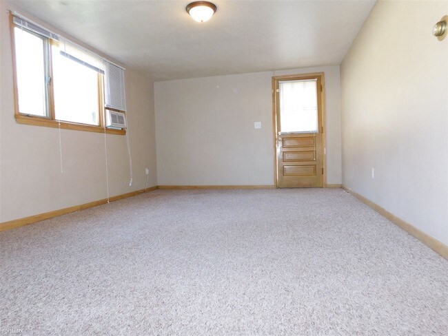 Building Photo - 2 br, 1 bath Duplex - 503 3rd Ave NE