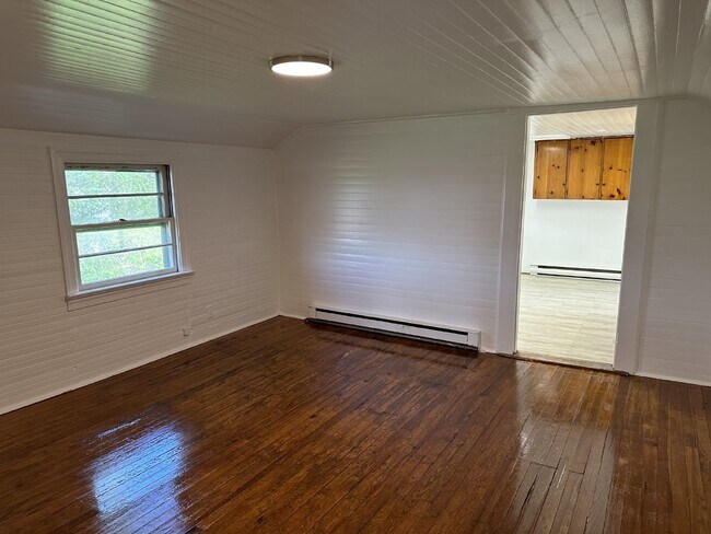 Building Photo - 1 Bed / 1 Bath Apartment (Available 10/25/24)