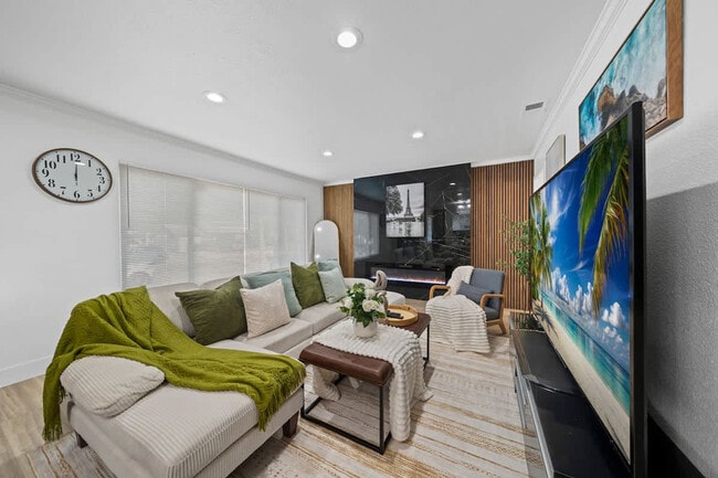 Foto del edificio - 606 S Sunshine Ave