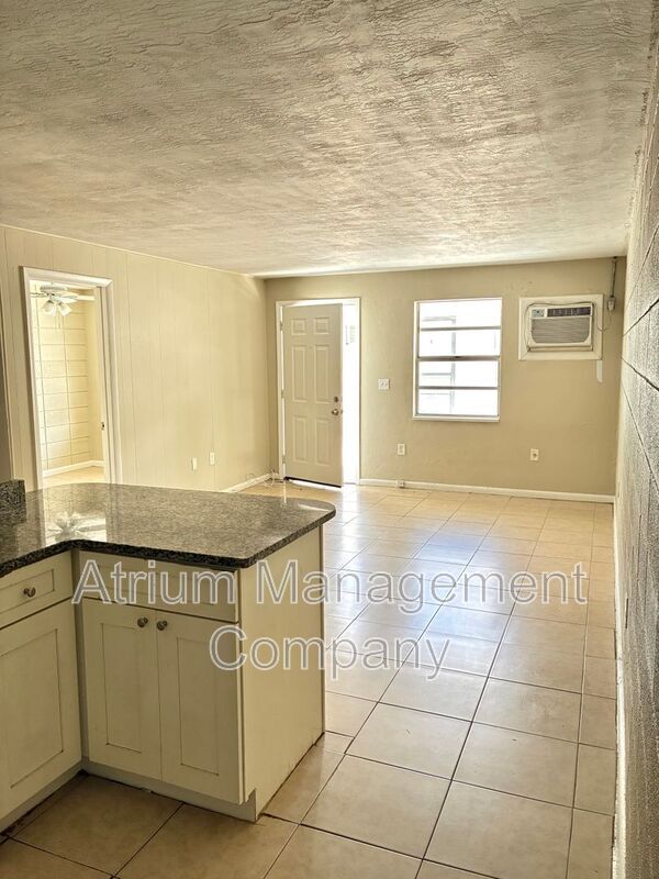 Building Photo - 5 Circle Ave