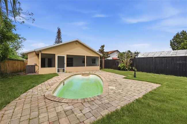 Foto del edificio - 9910 Dean Cove Ln