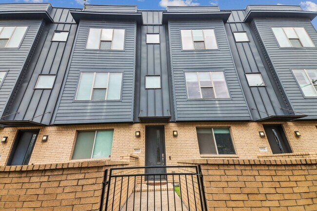 Building Photo - 2 Bedroom Townhome in Dallas