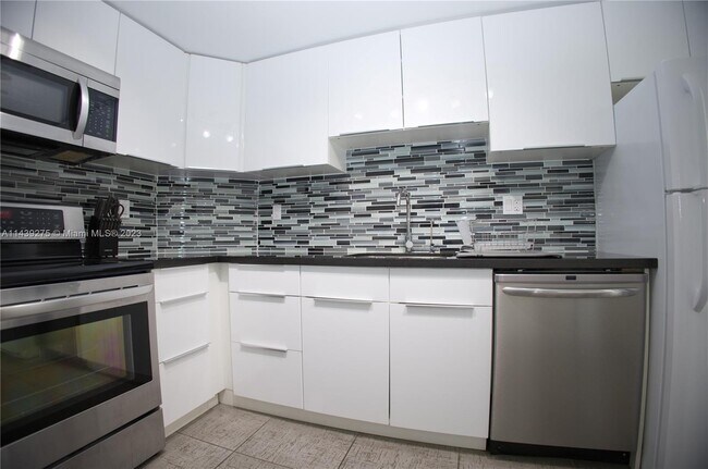 Building Photo - 500 Bayview Dr