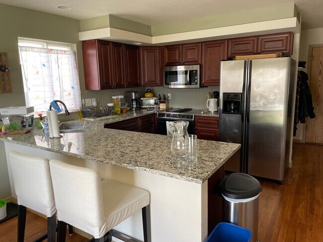 Building Photo - Spacious 3 bed, 2.5 Bath House in Central ...