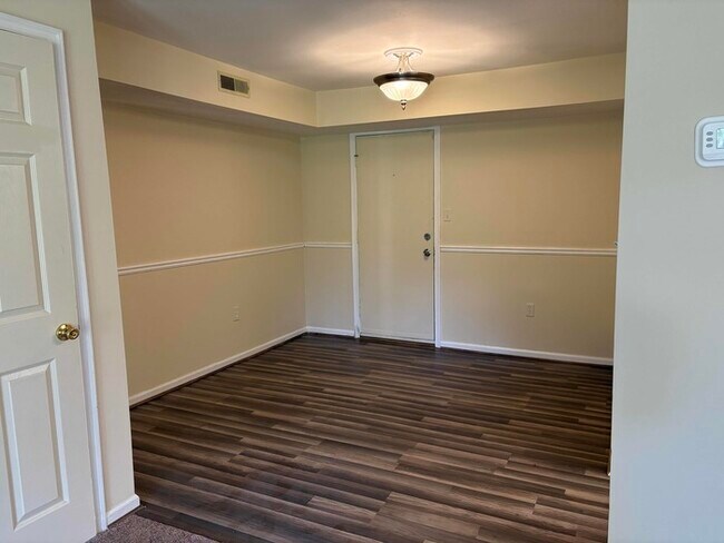 Foto del edificio - 7111 Donnell Pl