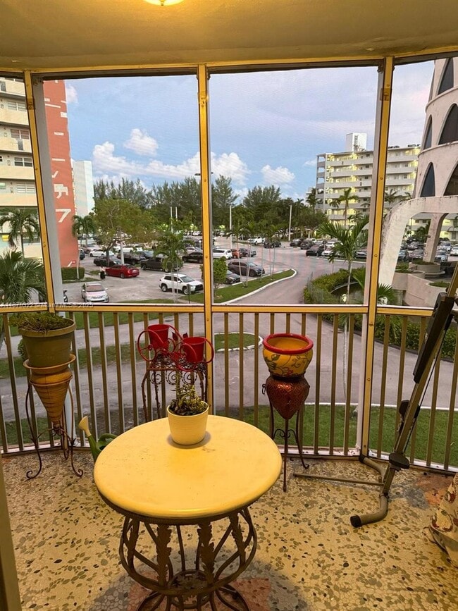 Foto del edificio - 1710 NE 191st St