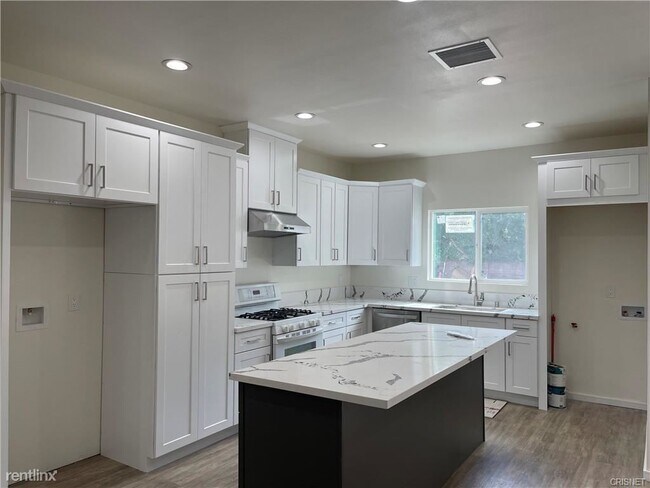 Foto del edificio - 3 br, 2 bath Duplex - 10443 Montgomery Avenue