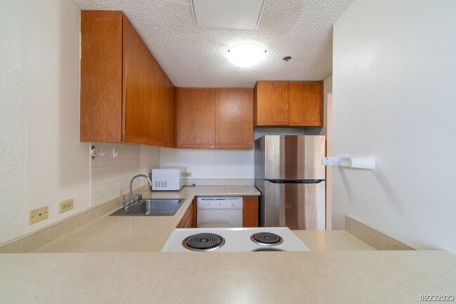 Building Photo - FURNISHED 1BR 1BA condo w/CENTRAL AC & 1 P...