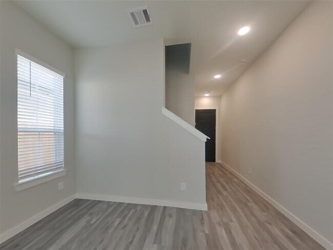 Building Photo - 9835 Willow Creek Commerce Dr