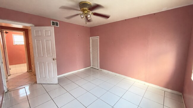 Foto del edificio - 5381 NW 12th St