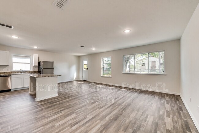 Building Photo - 214 Holiday Dr