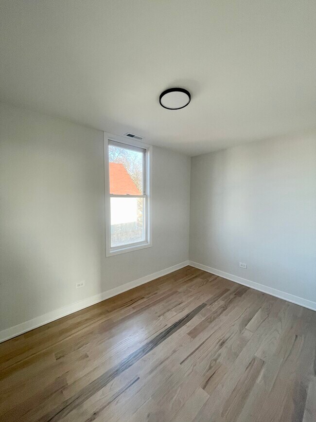 Foto del edificio - 3006 N Troy St