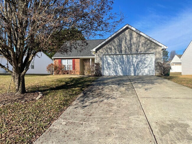 Foto del edificio - Must see this Adorable 3 bedroom 2 bath 2 garage home . Located in the Reedy Creek Plantation