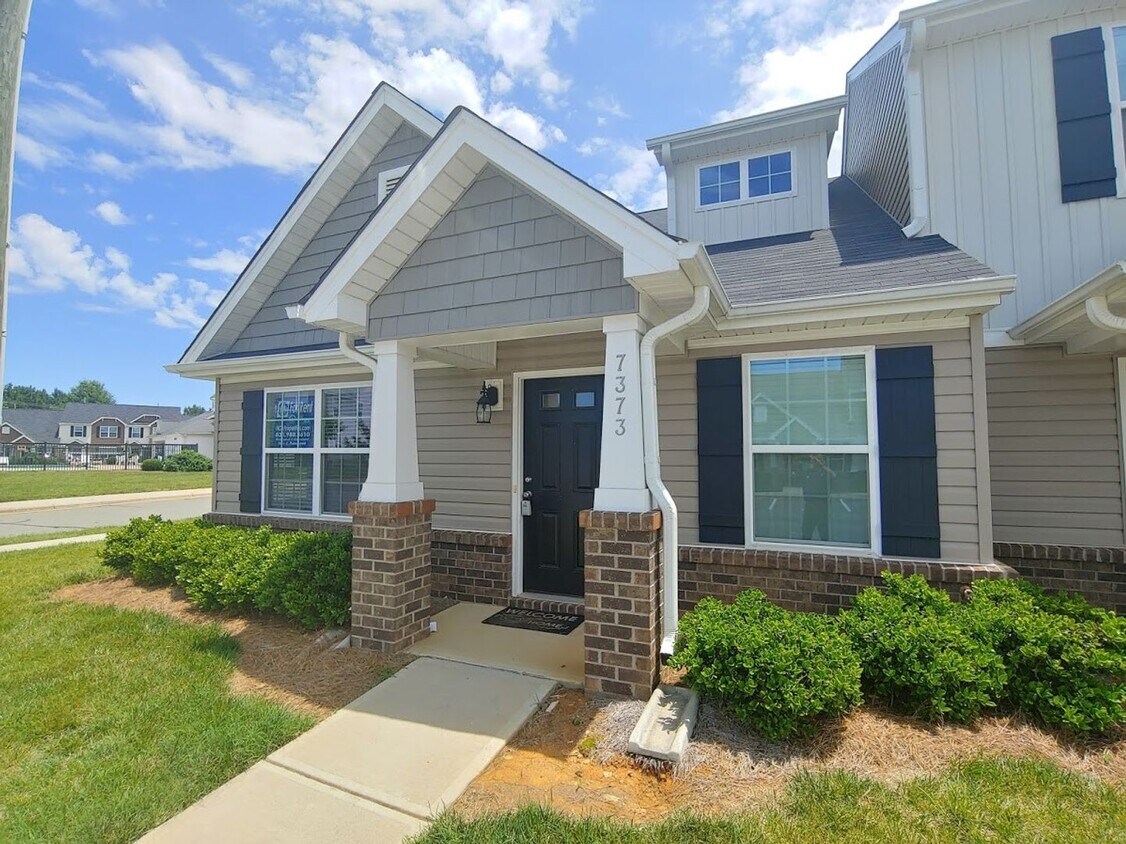 Foto principal - Three bed, 2.5 bath town house located in ...
