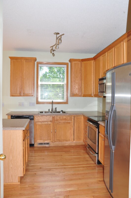 Foto del edificio - 9150 Merrimac Ln N