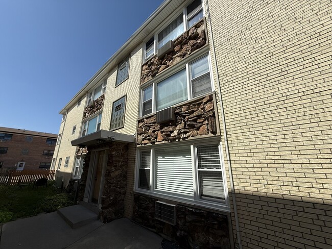 Building Photo - 8529 W Catalpa Ave