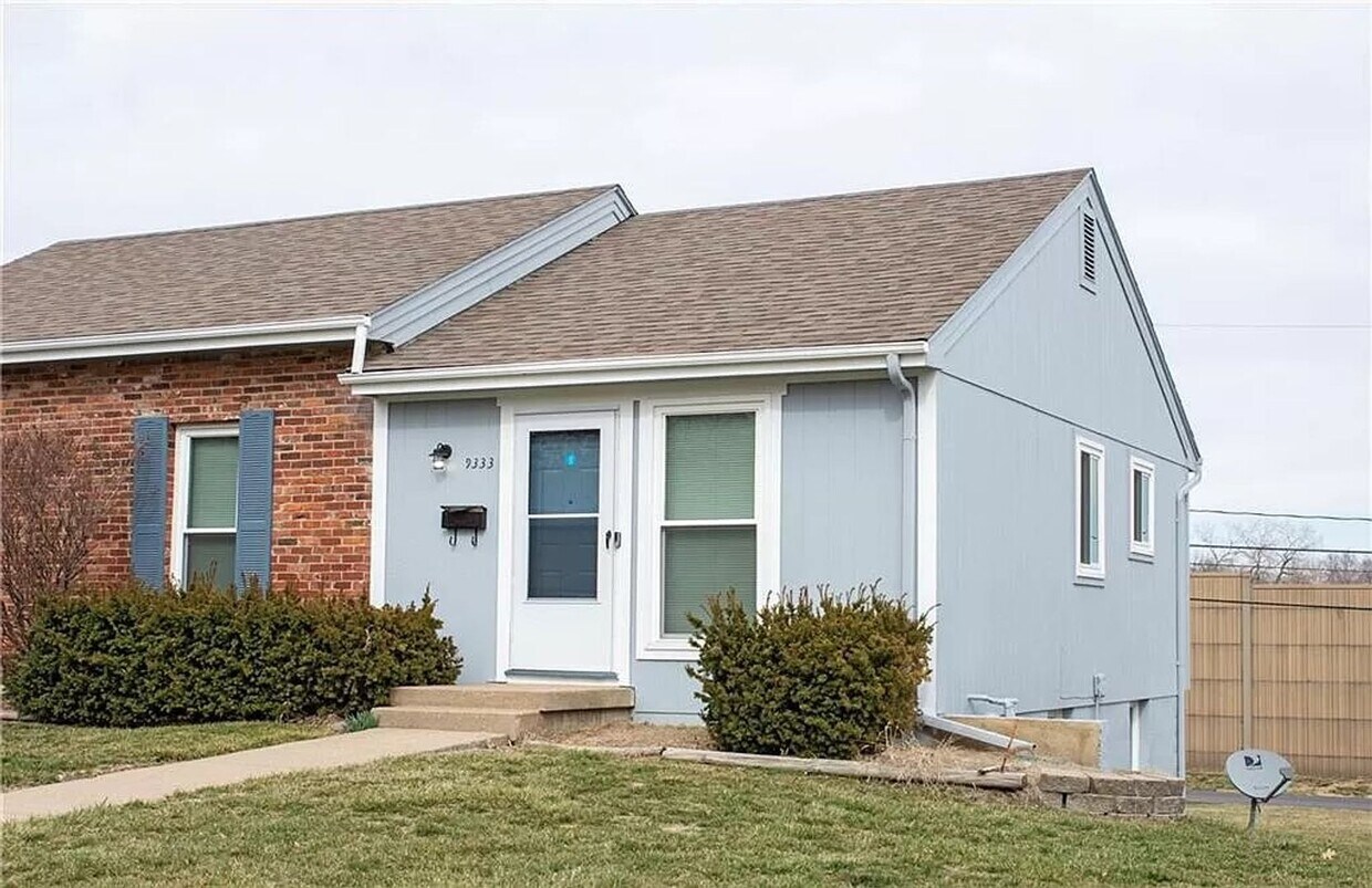 Primary Photo - 3 Bedroom 2 Bath Duplex Now Available!