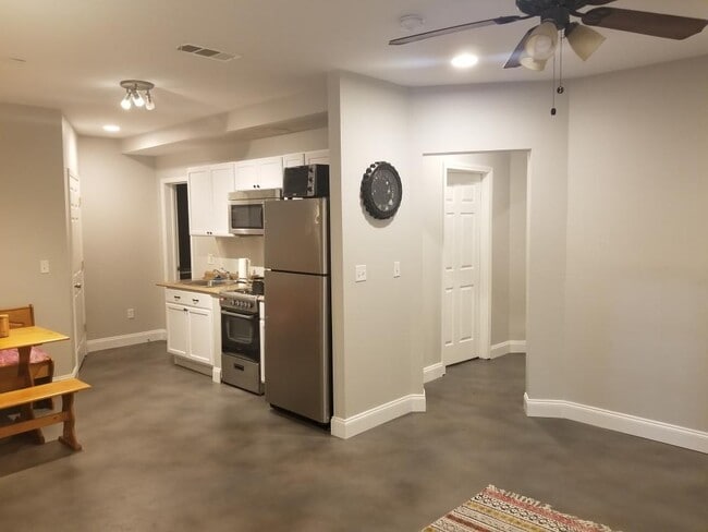 Building Photo - 2661 Glenrose Hl