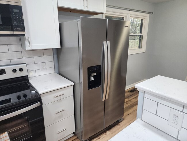 Building Photo - 3 bed 1 Bath Home Mount Airy