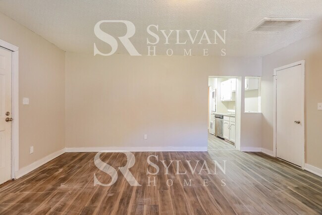 Building Photo - 3 BR, 2 BA home in Oakwood Estates