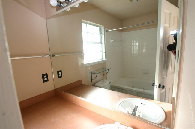 Building Photo - 221 Princess Jennifer Dr