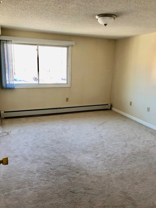 Building Photo - 688 Boston Post Rd E