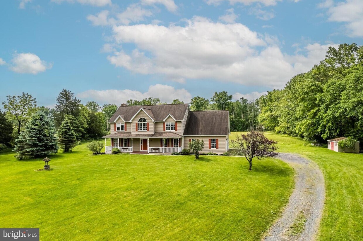 1033 Roundhouse Rd, Kintnersville, PA 18930 House Rental in