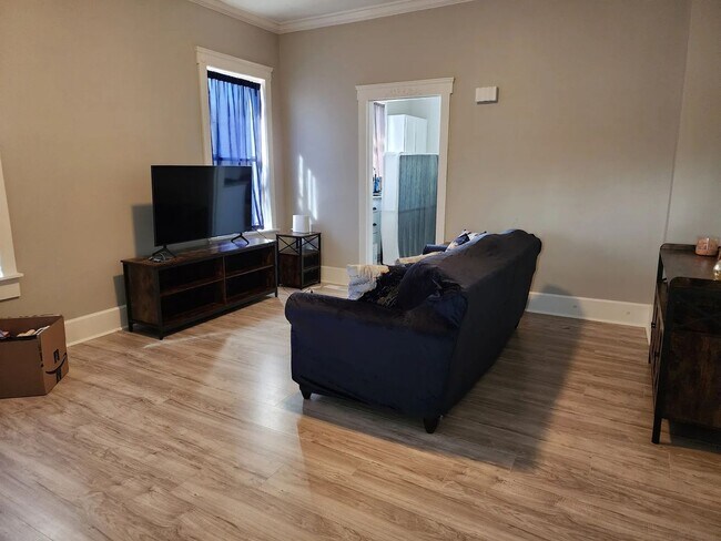 Building Photo - 1115 E 8th St