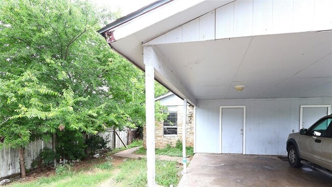 Building Photo - 2106 Donahue Ln