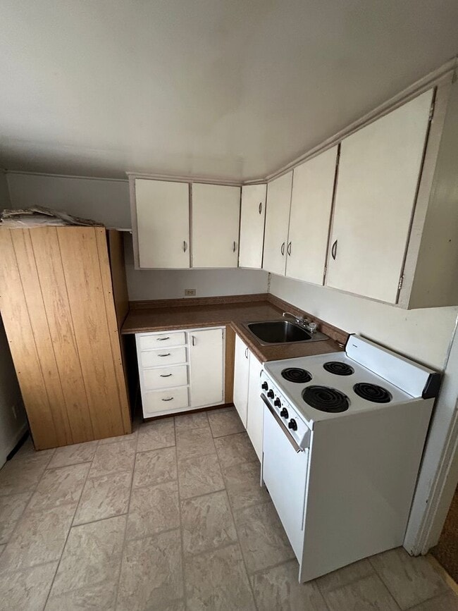 Building Photo - 738 9th Ave W