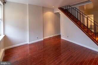 Building Photo - 166 Sigel St
