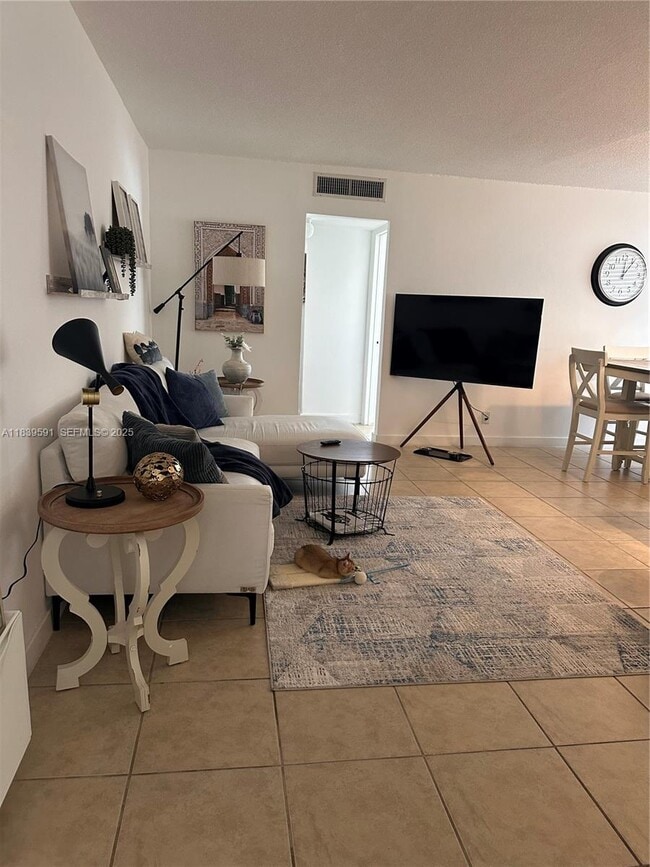 Building Photo - 1100 NE 1st Ct