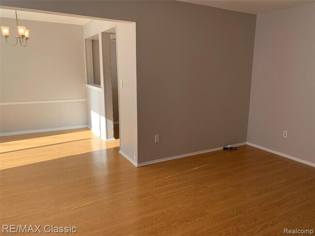 Building Photo - 1755 Brentwood Dr