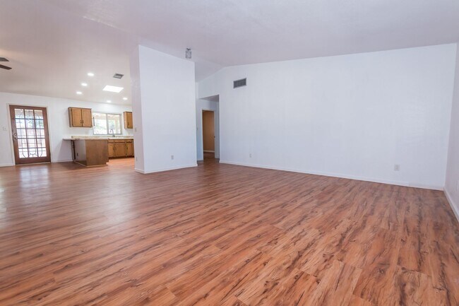 Building Photo - Charming Cul De Sac Home w/ 3 Bedroom, 2 Bath, Central A/C, Large  2 Car Garage, & RV Hook-Ups