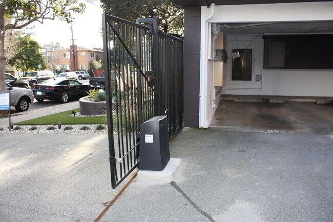 Puerta de seguridad del estacionamiento - Park Laurel Apartments