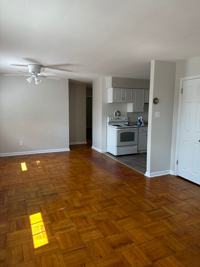 Dining area - 24 S Brookside Rd